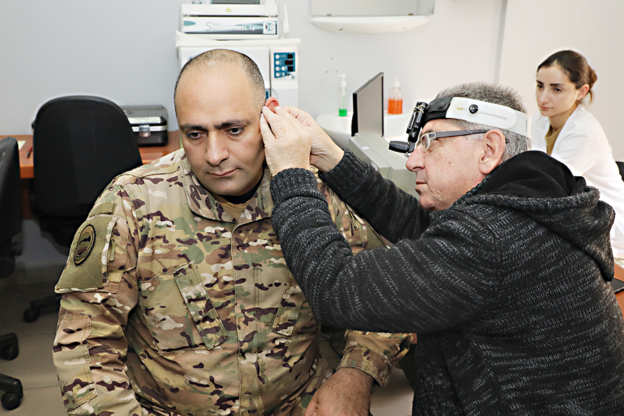 هذا منزلي وهؤلاء أهلي