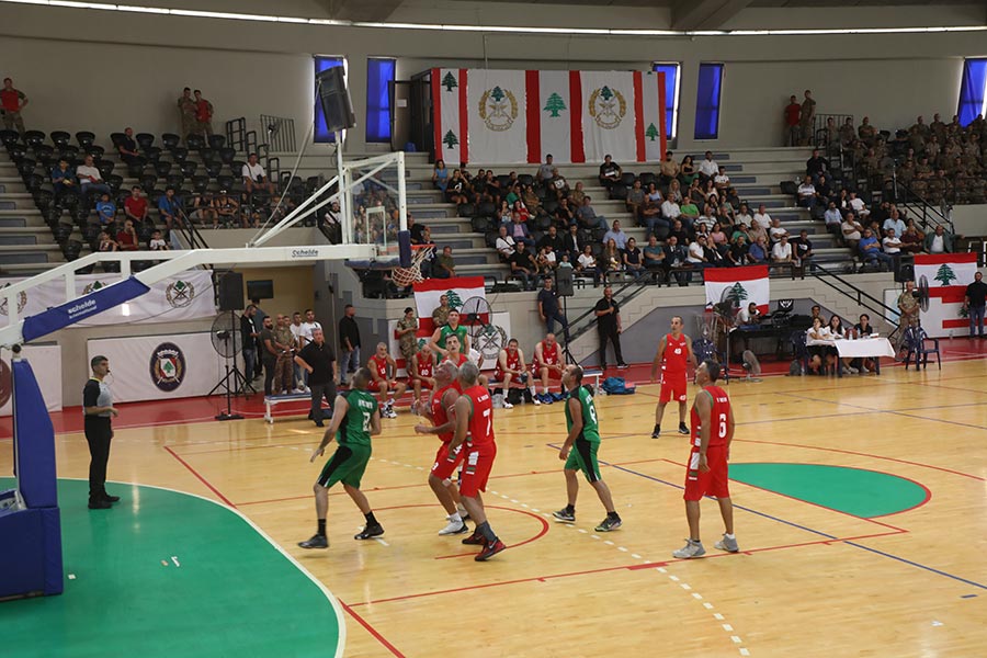 الجيش ونجوم كرة السلة في تحية متبادلة