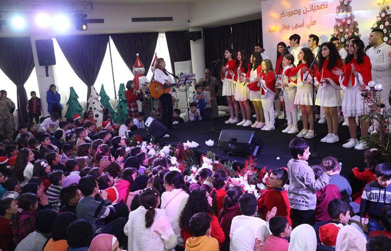 فرح الأعياد وابتسامات مشرقة بالأمل