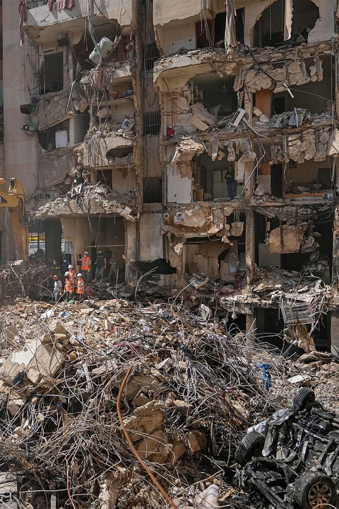 في 13 نيسان 1996 قتل العدو الإسرائيلي في بلدة المنصوري جنوبي لبنان امرأتين وأربعة أطفال عندما استهدف سيارة إسعاف كانت تقلّهم… صورة مجزرة المنصوري هزّت العالم وأحدثت زلزالًا في الضمائر، تلك الهزّة تبعتها أخرى أكثر شدّة...