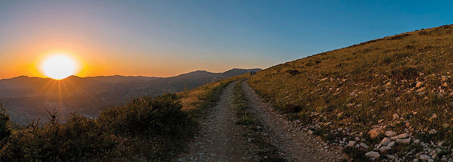 ”وبيرجع من حجارو يعلّي بيوت…“