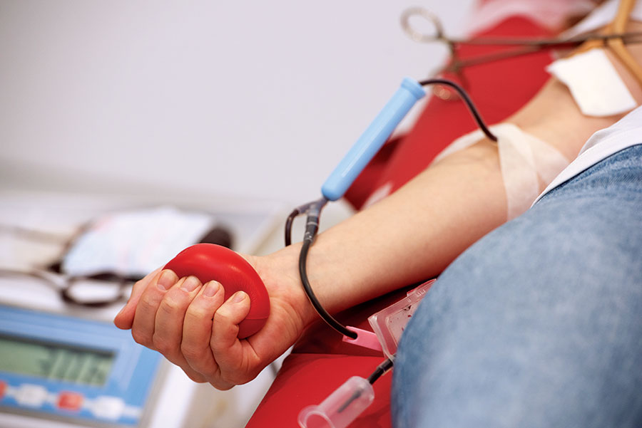 اللبنانيون يُشهرون تضامنهم بالدم