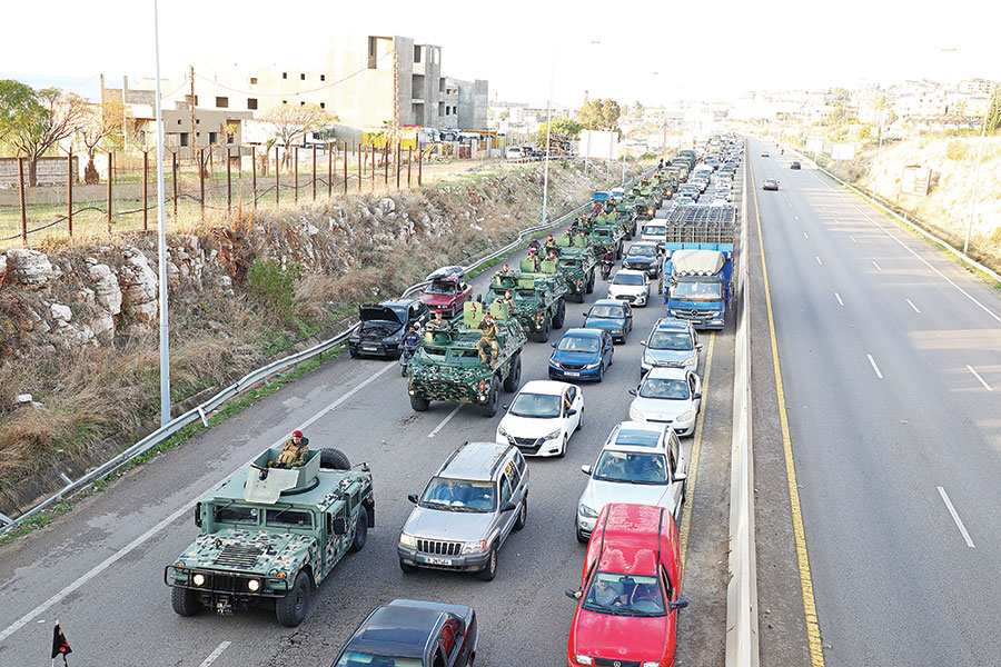 وسط النار وجحيم الدمار كان عسكريو الجيش المنتشرون على امتداد الوطن ينفّذون عدة مهمات يوميًا. مهمات لم يُشر إليها في الأخبار إلّا لمامًا، لكنّ الأرض الموجوعة تَعرف بناسها وترابها وشجرها…