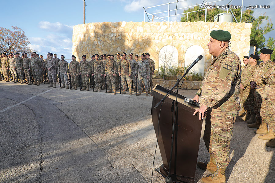 قائد الجيش بالنيابة يتفقّد قيادة لواء المشاة الخامس في الجنوب