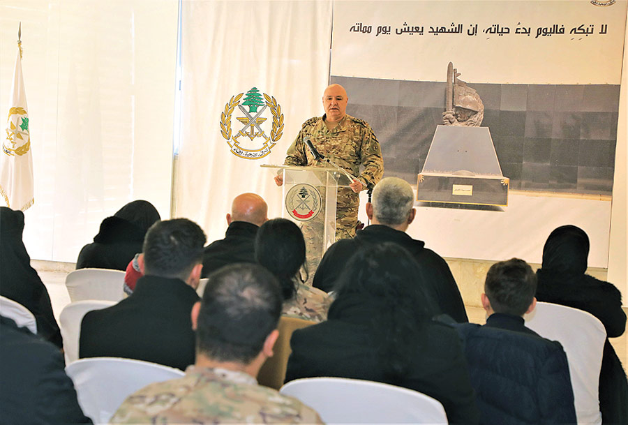 مع عائلات الشهداء والعسكريين عشية العيد