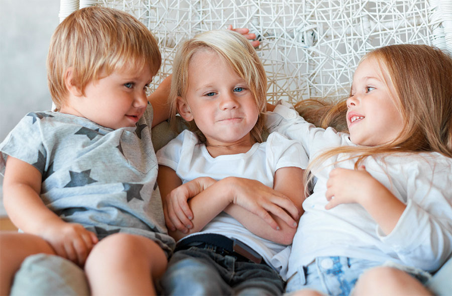 الطفل الأوسط قدرة عالية على التكيّف وسعي إلى التميّز