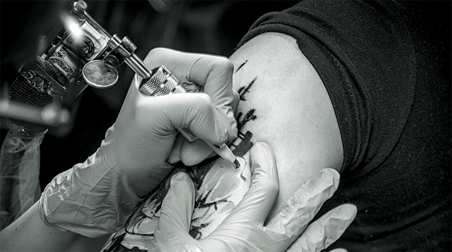 مخاطر التاتو كثيرة… هل يستحق الأمر المجازفة؟