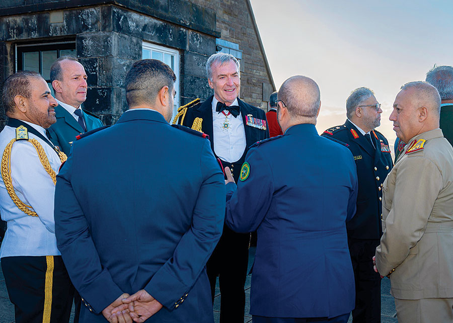 قائد الجيش يزور المملكة المتحدة ويشارك في الاجتماع التاسع لمجموعة ويلتقي نظيره البريطاني