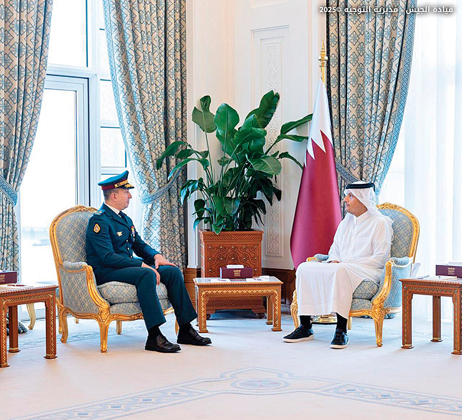 قائد الجيش يزور قطر لقاءات رفيعة المستوى وجولة على وحدات عسكرية